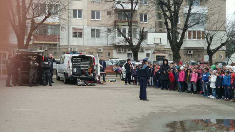 foto elevii de la școala 18 din sibiu față în față cu polițiștii