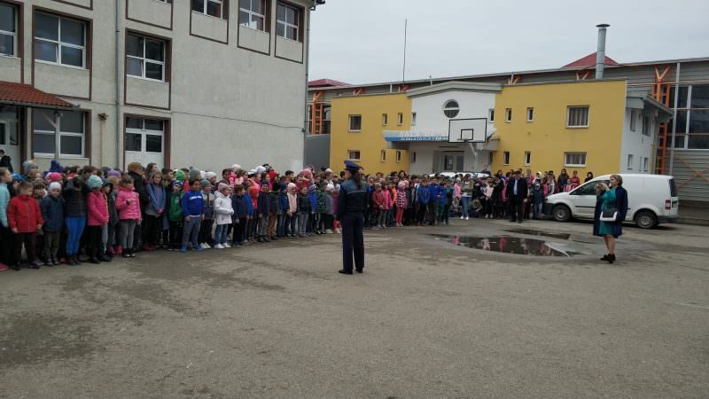 foto elevii de la școala 18 din sibiu față în față cu polițiștii