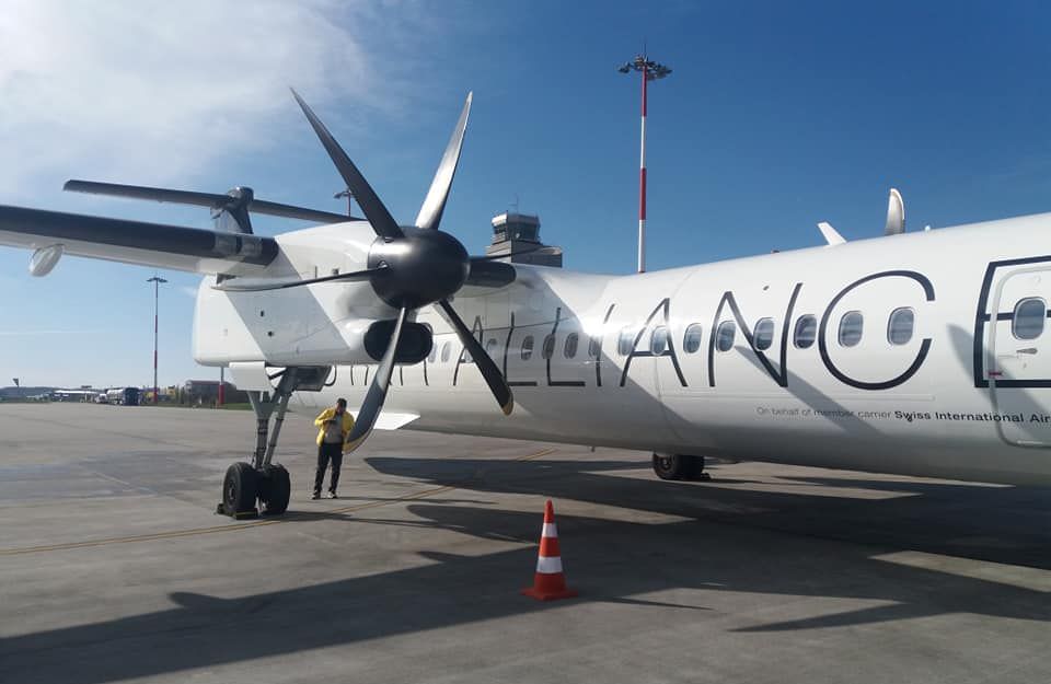 foto avarie la un avion în timpul unei aterizări la sibiu – aeronava a rămas la sol