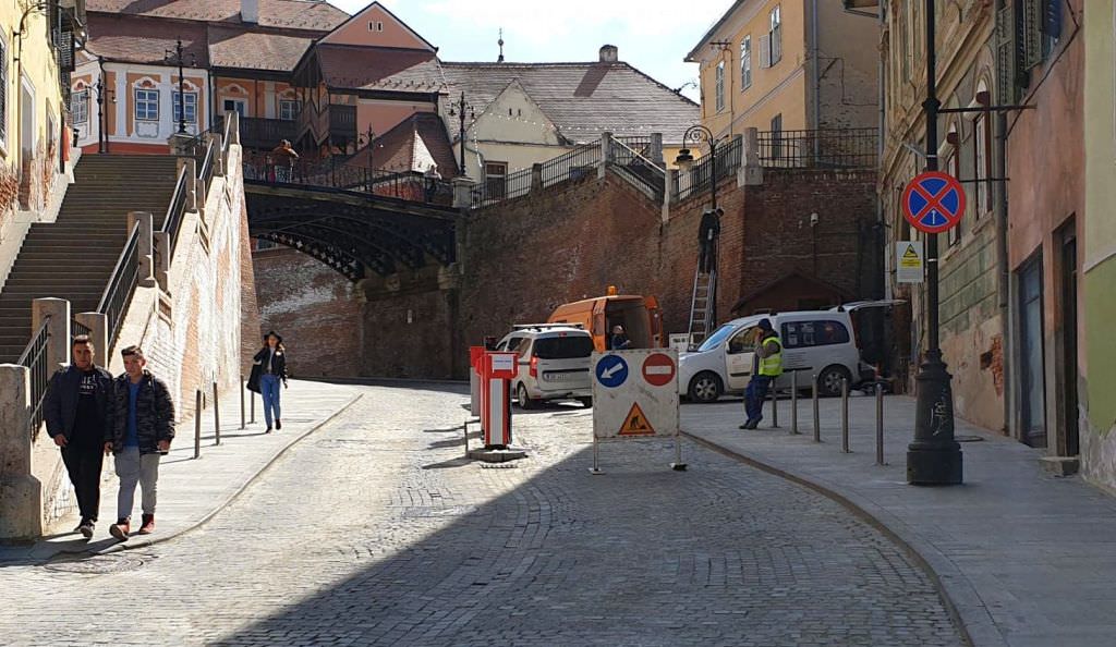 foto – primăria schimbă barierele de la intrarea în piața mică – noi facilități