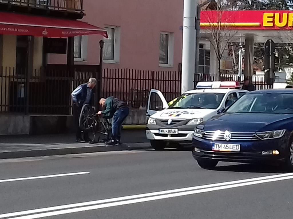 update foto biciclist izbit în plin de o mașină pe trecerea de pietoni pe milea