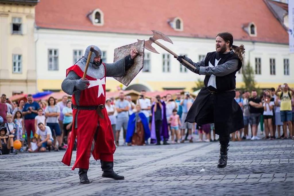 VIDEO FOTO Promovează într-un mod inegalabil istoria Sibiului - Cavalerii Cetății Roșii au readus la viață stilul de viață medieval