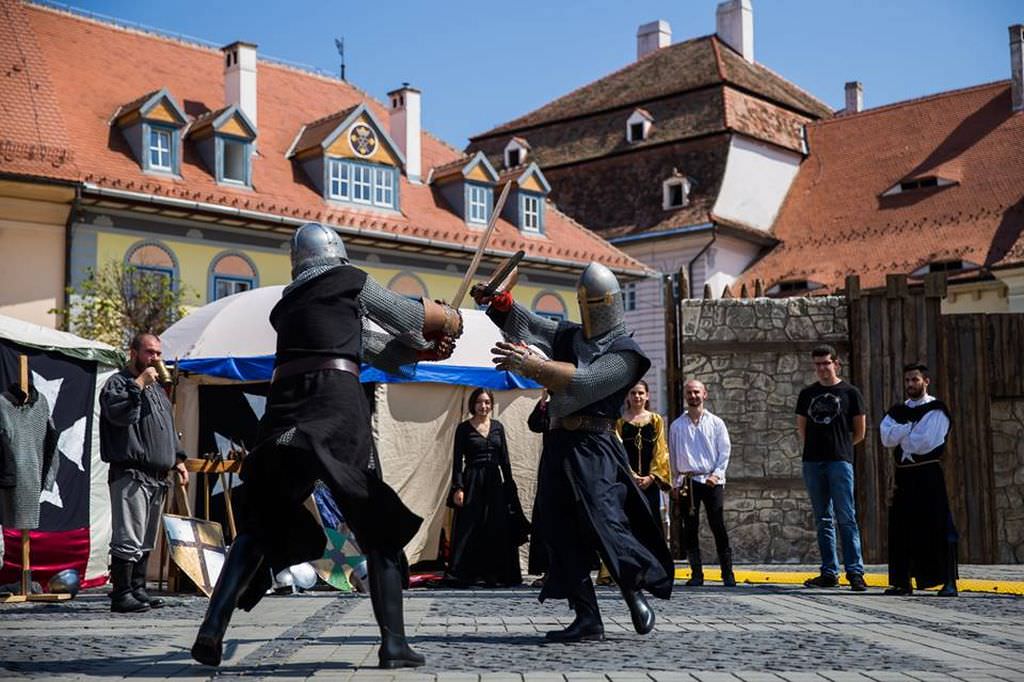 VIDEO FOTO Promovează într-un mod inegalabil istoria Sibiului - Cavalerii Cetății Roșii au readus la viață stilul de viață medieval