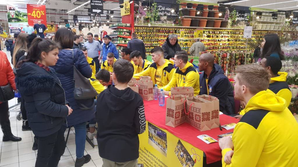 foto - jucătorii de la csu sibiu au împărțit 1.000 de mărțișoare la carrefour