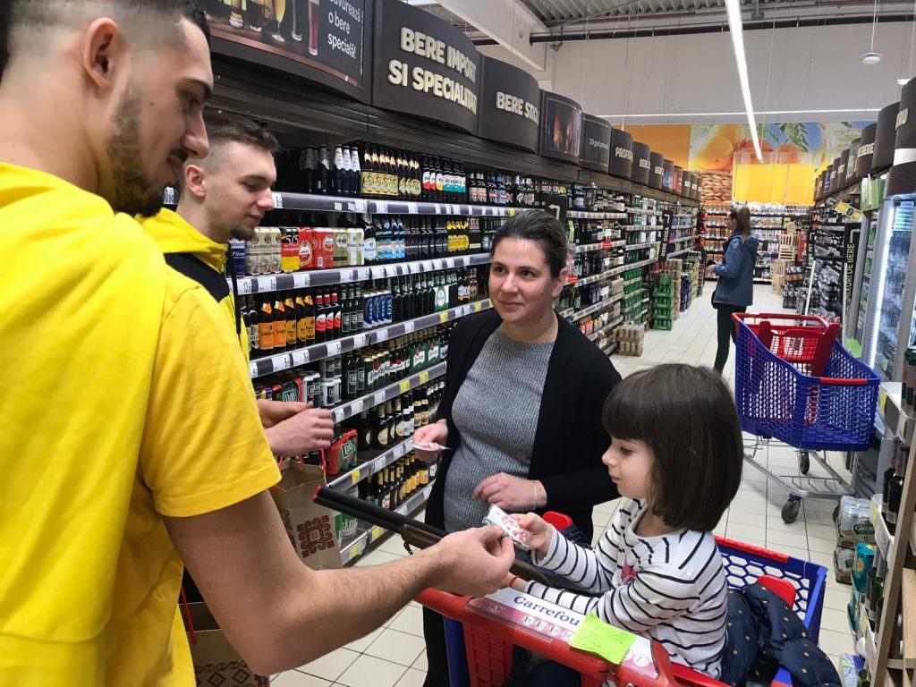 foto - jucătorii de la csu sibiu au împărțit 1.000 de mărțișoare la carrefour