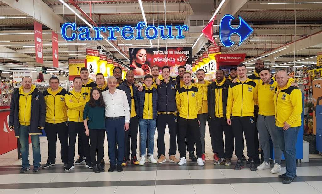 foto - jucătorii de la csu sibiu au împărțit 1.000 de mărțișoare la carrefour