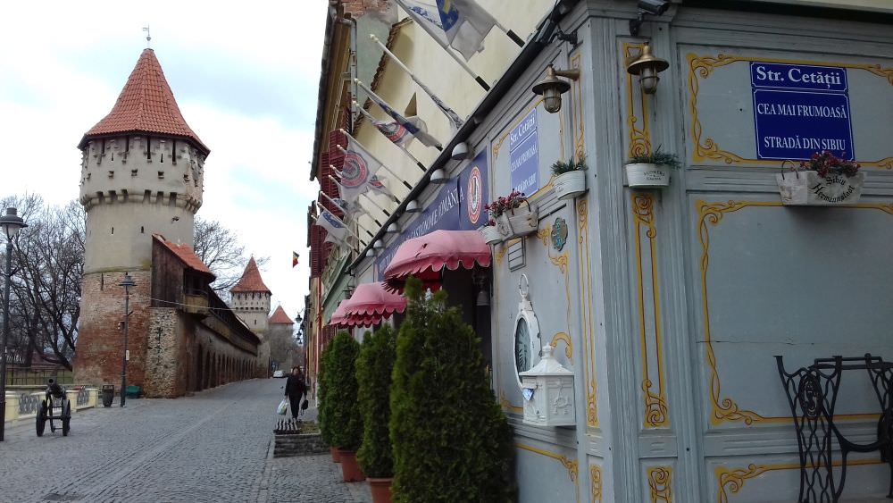 foto - indicatoarele pentru turiști montate în zona "celei mai frumoase străzi" din sibiu, vor fi date jos din cauza reclamațiilor