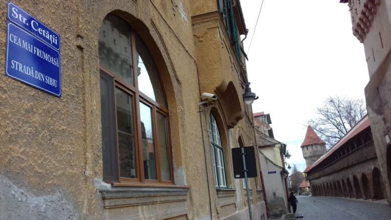 FOTO - Indicatoarele pentru turiști montate în zona "celei mai frumoase străzi" din Sibiu, vor fi date jos din cauza reclamațiilor