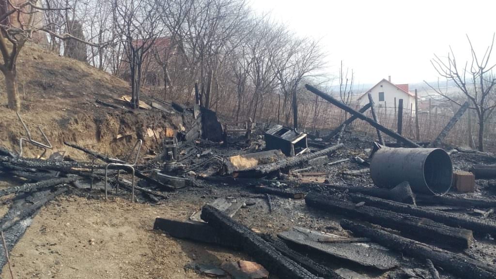 UPDATE FOTO Bărbat rănit la Șura Mare - S-a intoxicat cu fumul de la un incendiu