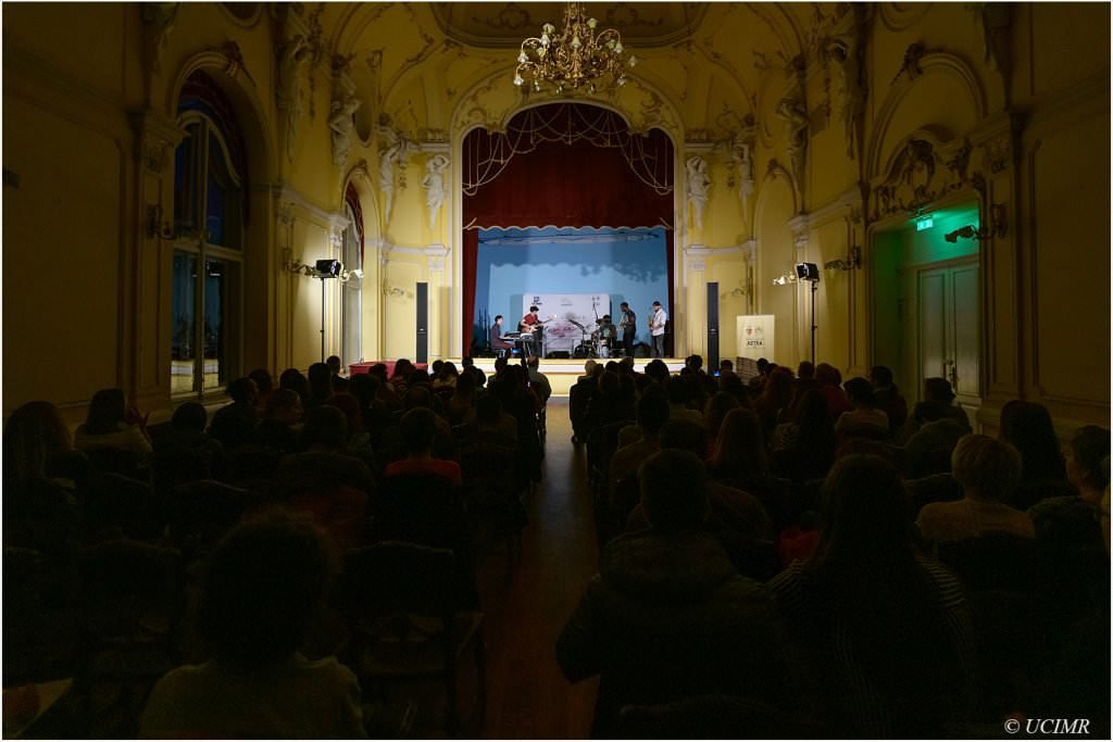 foto spectacol vibrant de jazz electric pe scena de la biblioteca astra