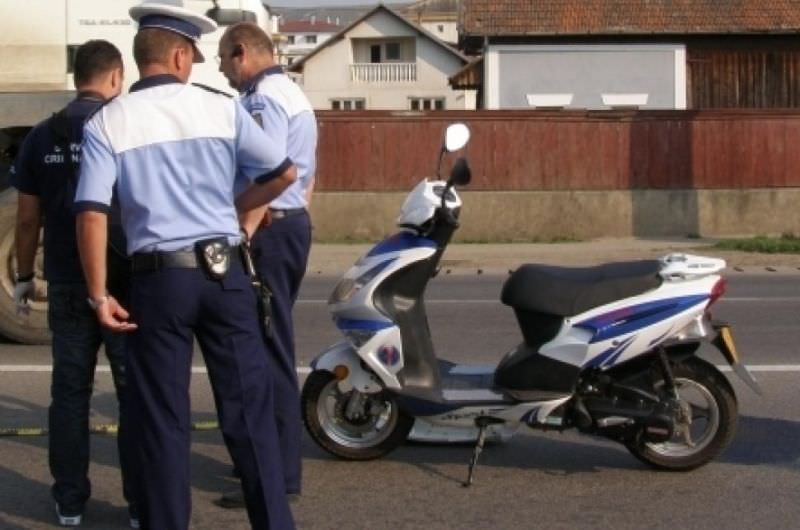 tânăr prins conducând o motoretă fără permis – era și beat