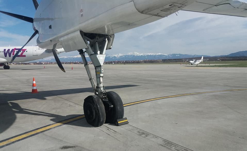 foto avarie la un avion în timpul unei aterizări la sibiu – aeronava a rămas la sol