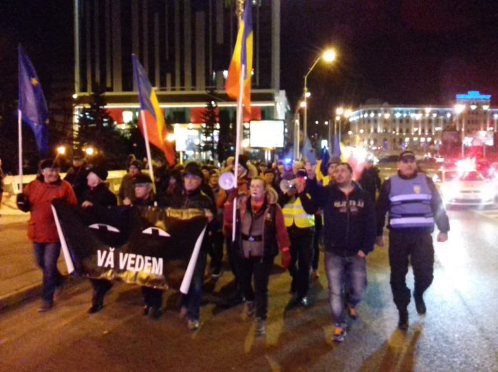 update video foto protest la sibiu. peste 500 de oameni strigă „jos tudorel, codruța la bruxelles!”