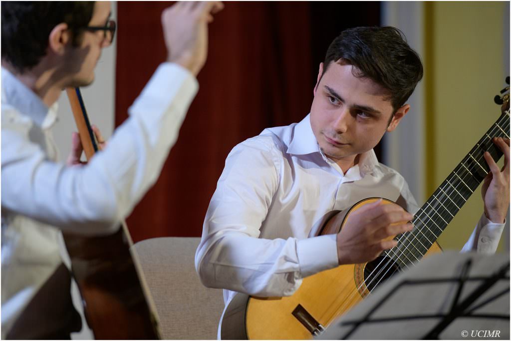 foto recital extraordinar de chitară clasică la biblioteca astra