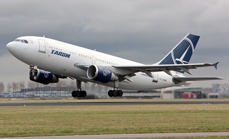 un avion tarom reținut la sol pe henri coandă pentru scurgeri de ulei