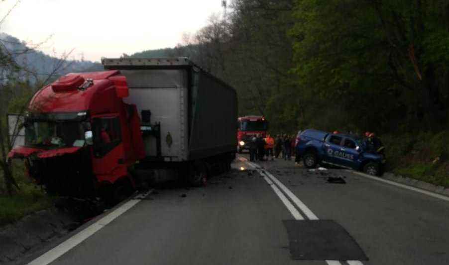 foto - accident grav pe valea oltului - cel puțin un mort și doi răniți (update)