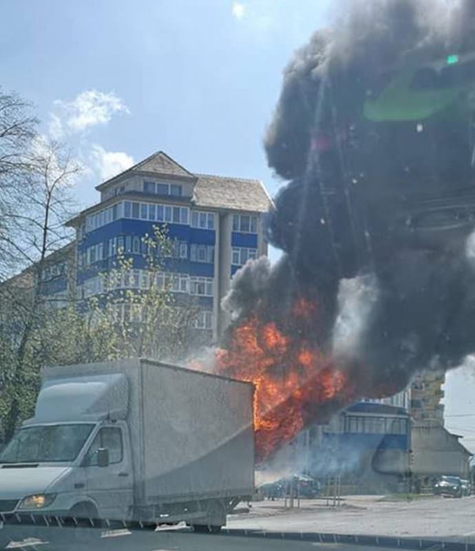 update video foto autoutilitară în flăcări pe strada lungă