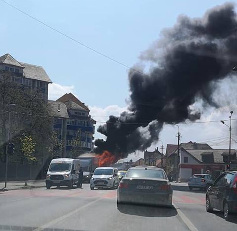 update video foto autoutilitară în flăcări pe strada lungă