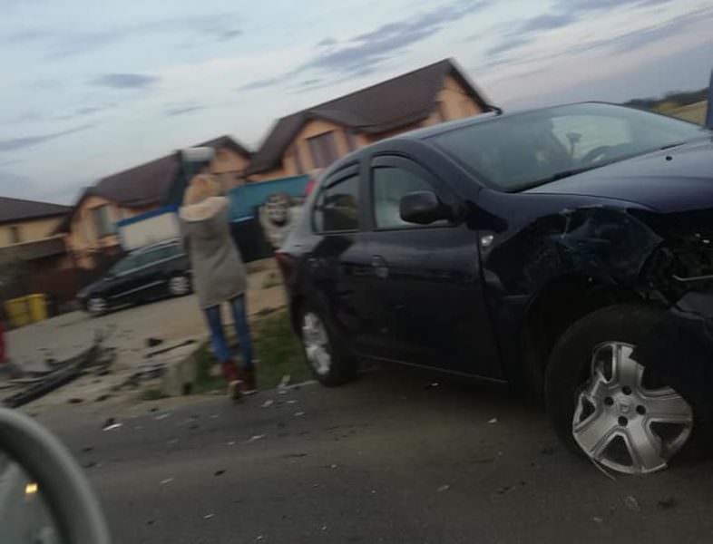 FOTO Accident în Cartierul Arhitecților. O femeie rănită