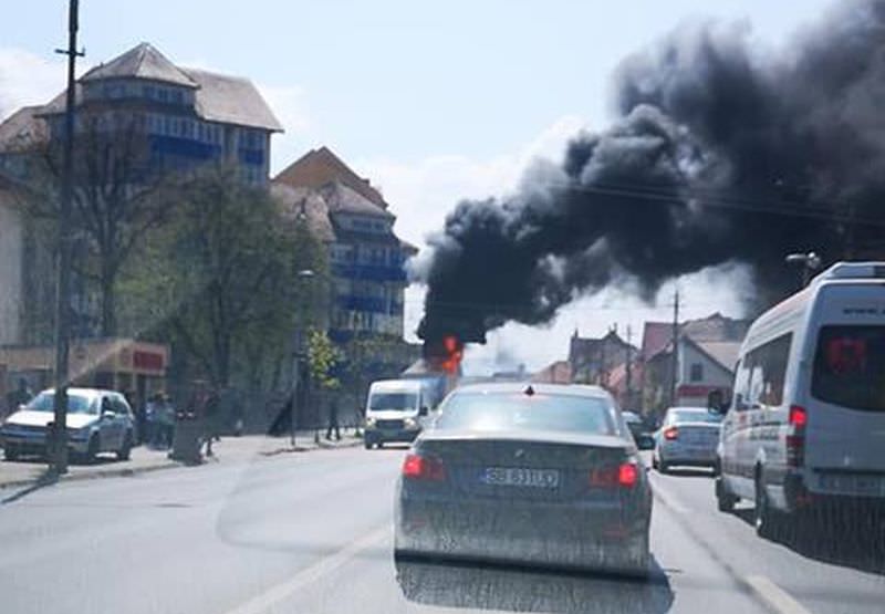 update video foto autoutilitară în flăcări pe strada lungă