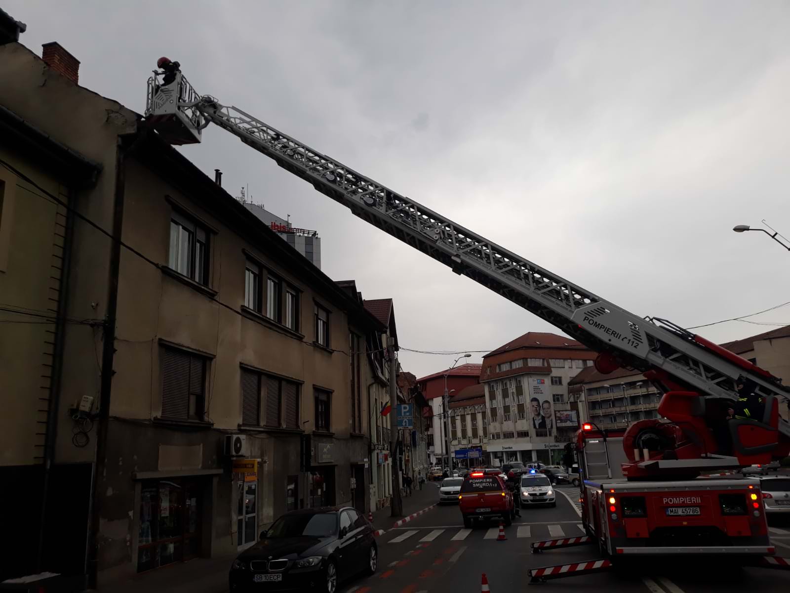 video foto risc de cădere țigle pe calea dumbrăvii