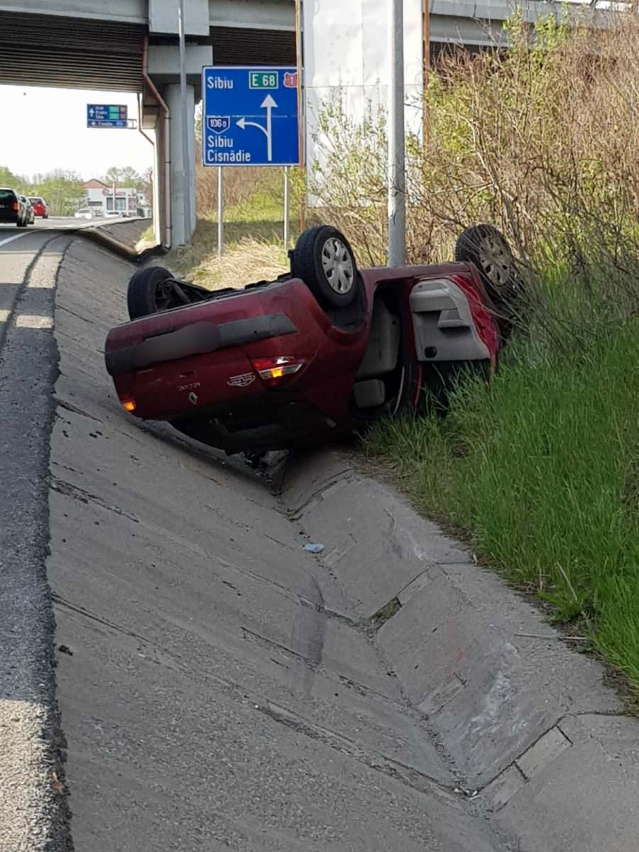 UPDATE FOTO - Bebeluș rănit într-un accident pe DN1 la Mohu - O mașină a intrat într-un TIR