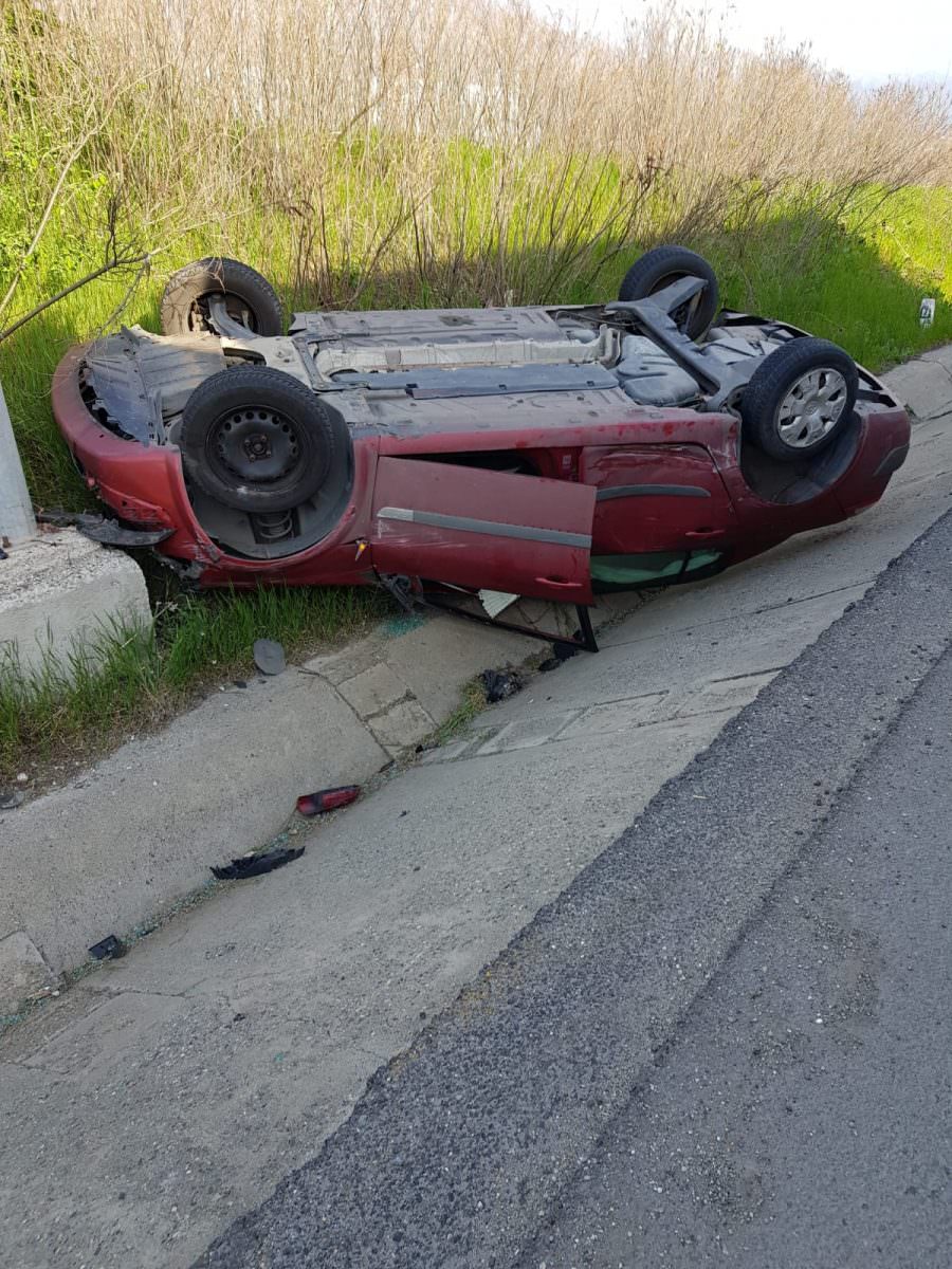 UPDATE FOTO - Bebeluș rănit într-un accident pe DN1 la Mohu - O mașină a intrat într-un TIR