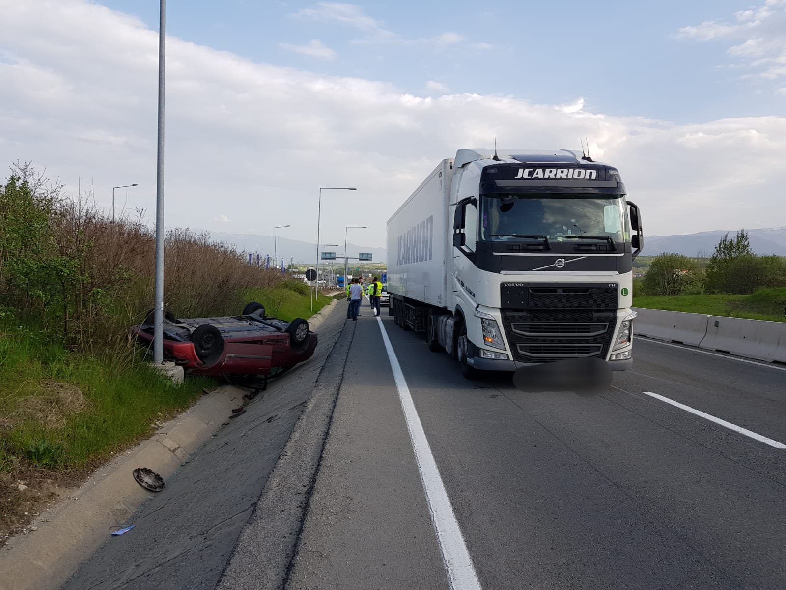 UPDATE FOTO - Bebeluș rănit într-un accident pe DN1 la Mohu - O mașină a intrat într-un TIR