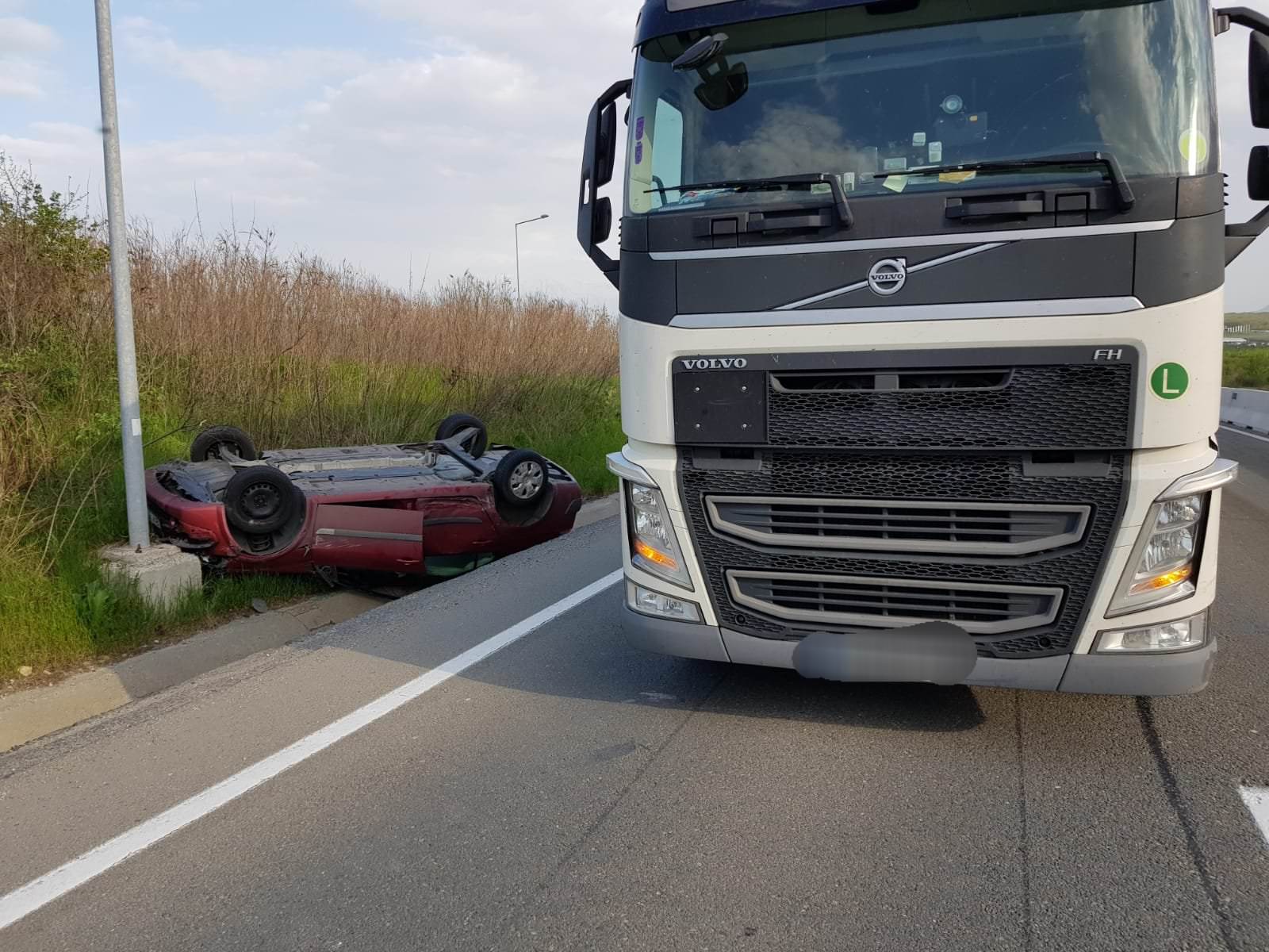 UPDATE FOTO - Bebeluș rănit într-un accident pe DN1 la Mohu - O mașină a intrat într-un TIR