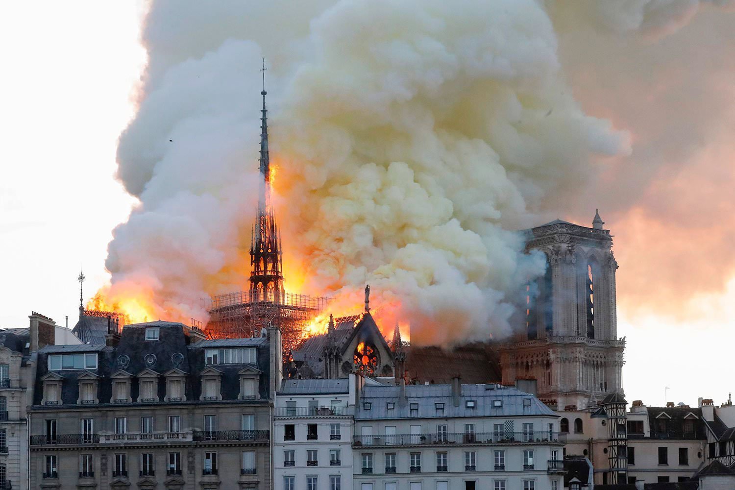 incendiul de la notre dame - „următoarele 90 de minute sunt cruciale”