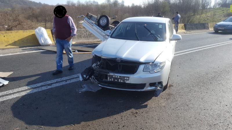 UPDATE FOTO Accident cu două mașini pe DN1 între Veștem și Avrig