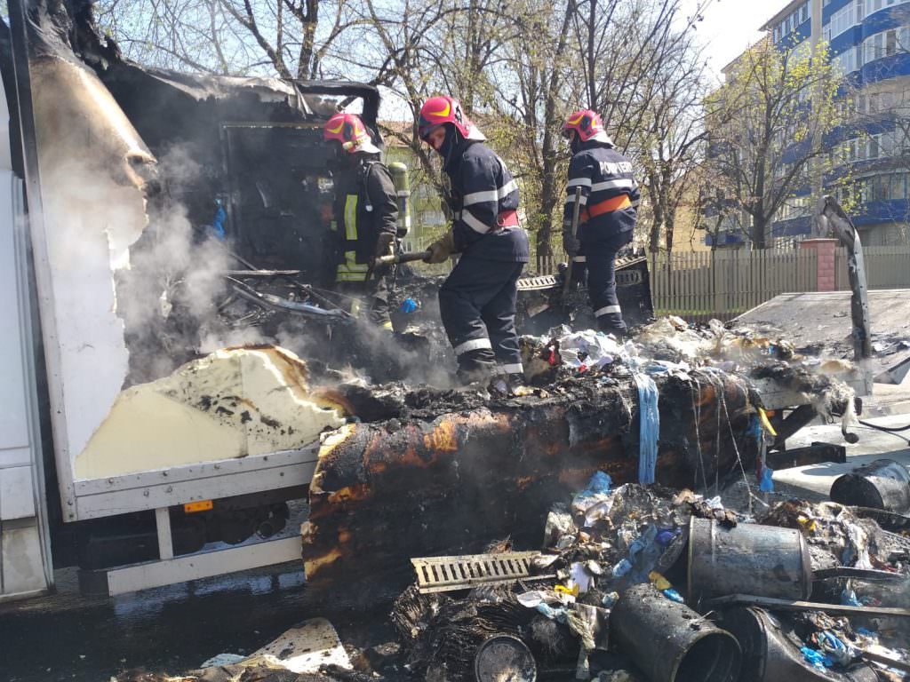 update video foto autoutilitară în flăcări pe strada lungă