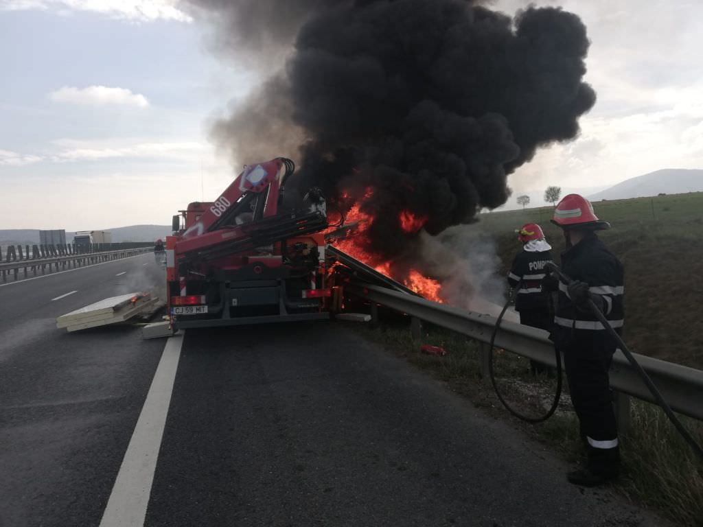 foto camion în flăcări pe autostrada a1, sibiu - sebeș în zona săliște