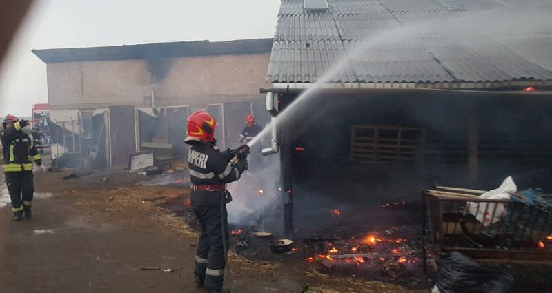 Acoperiș în flăcări la Apoldu de Sus. Casa a fost salvată