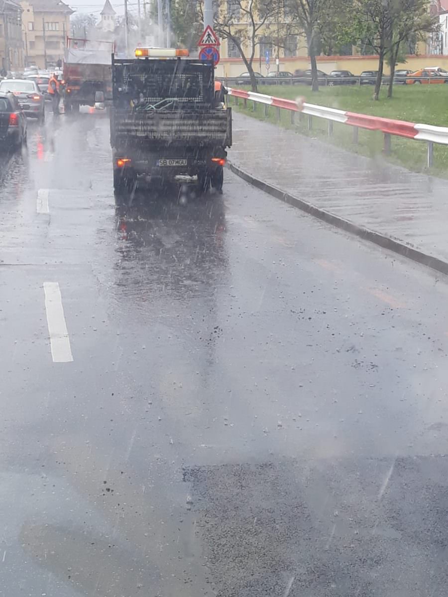 FOTO La Sibiu se asfaltează pe ploaie torențială