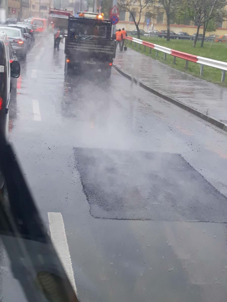 FOTO La Sibiu se asfaltează pe ploaie torențială