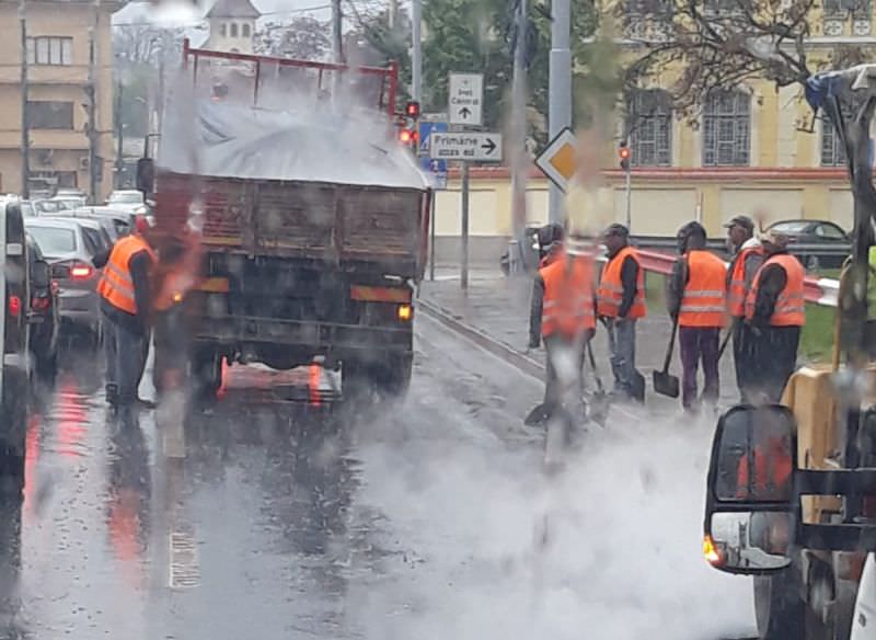 FOTO La Sibiu se asfaltează pe ploaie torențială