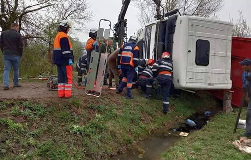 foto camion plin cu lemne, răsturnat în maramureș - la volan era un sibian rămas încarcerat