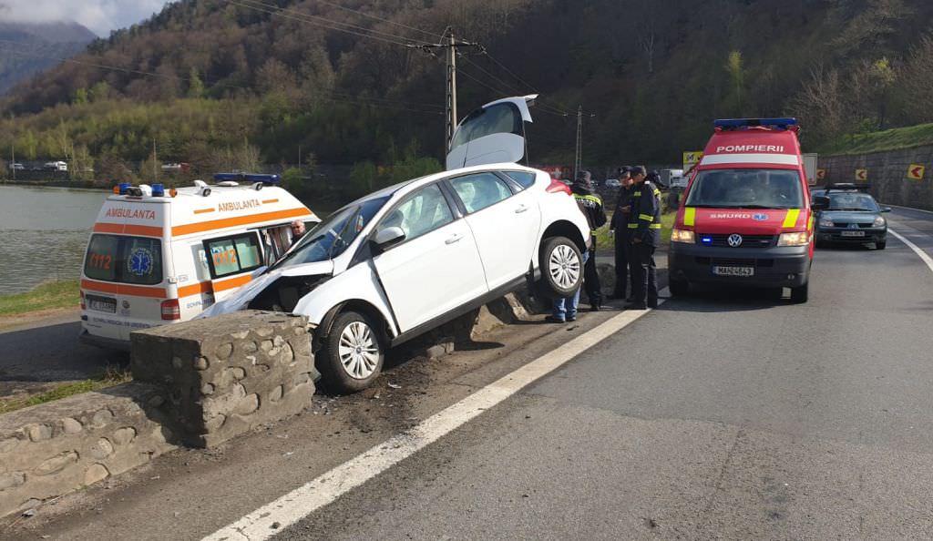 foto – accident pe valea oltului. două persoane rănite