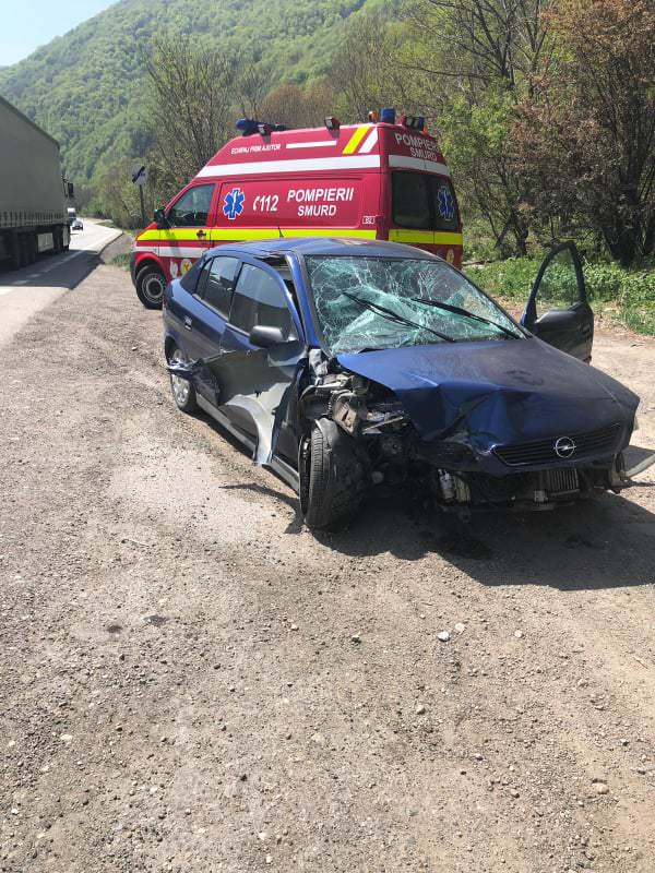 FOTO Mașină făcută praf după ce șoferul a intrat într-un parapet pe Valea Oltului