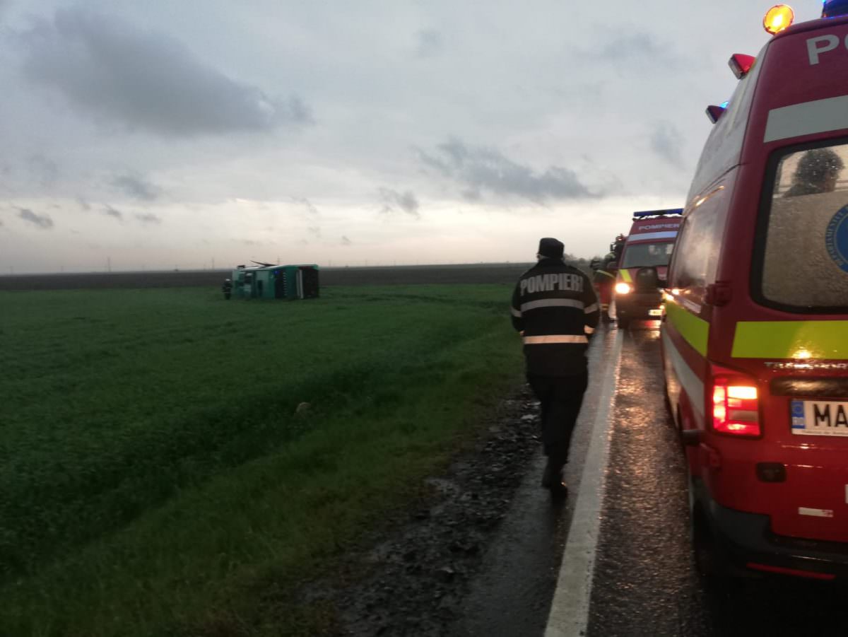 video: o tornadă imensă în românia răstoarnă un autobuz și smulge acoperișuri la călărași