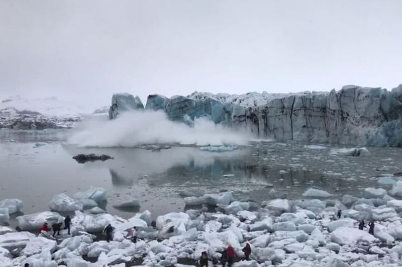 VIDEO Panică printre zeci de turiști în Islanda – Un ghețar s-a prăbușit în ocean