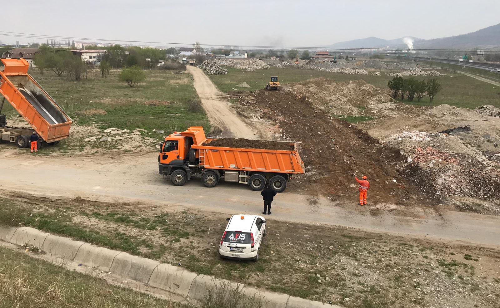 FOTO Zeci de tone de gunoaie aruncate la ieșirea de pe autostrada Sebeș - Sibiu spre Agnita