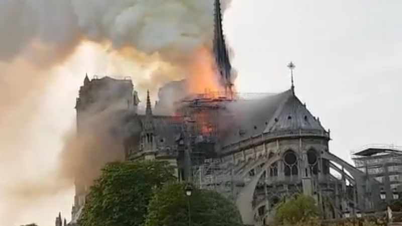 video arde catedrala notre dame din paris. flăcări imense