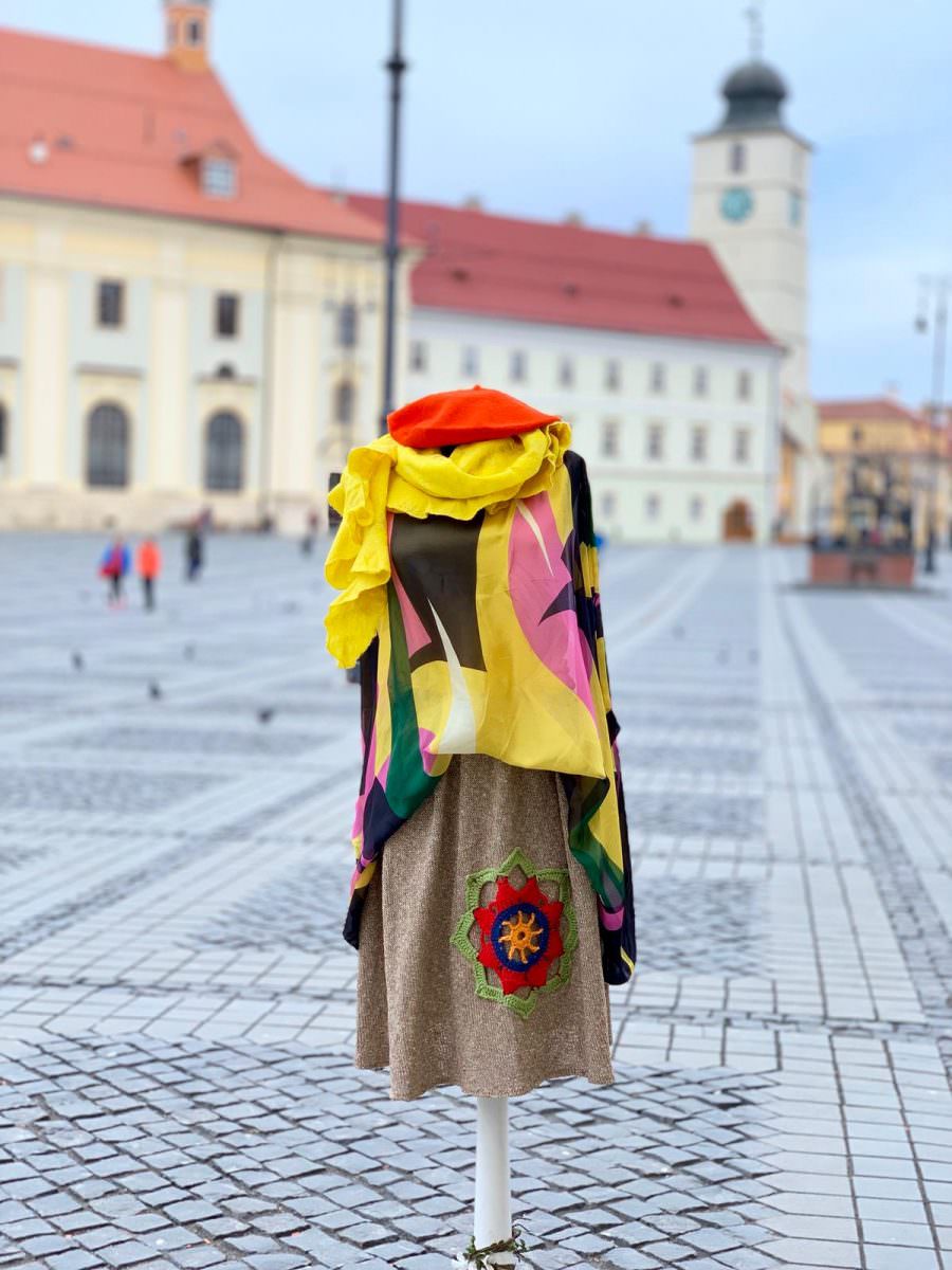 foto haine și accesorii lucrate manual din materiale naturale la cel mai colorat magazin din sibiu