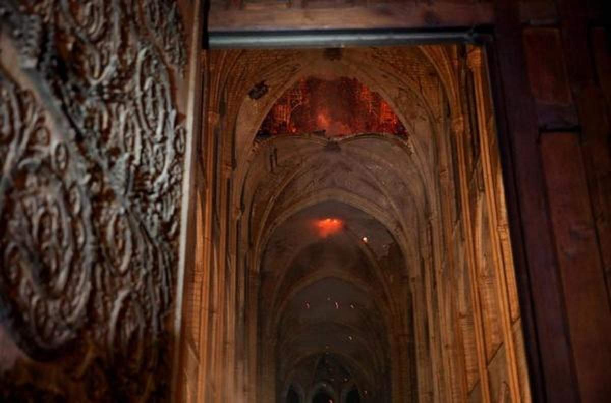 foto - primele imagini din catedrala notre dame după incendiul devastator de peste 12 ore