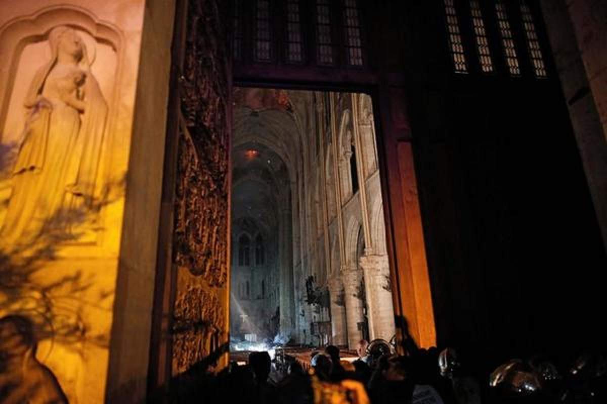 foto - primele imagini din catedrala notre dame după incendiul devastator de peste 12 ore