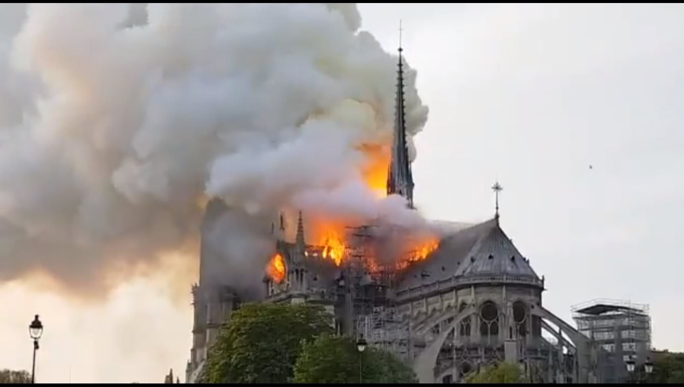 video - la paris oamenii se roagă în genunchi lângă catedrala notre dame