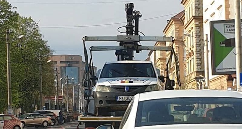 foto mașină de poliție pe platforma unui utilaj de ridicări auto la sibiu - ce s-a întâmplat de fapt