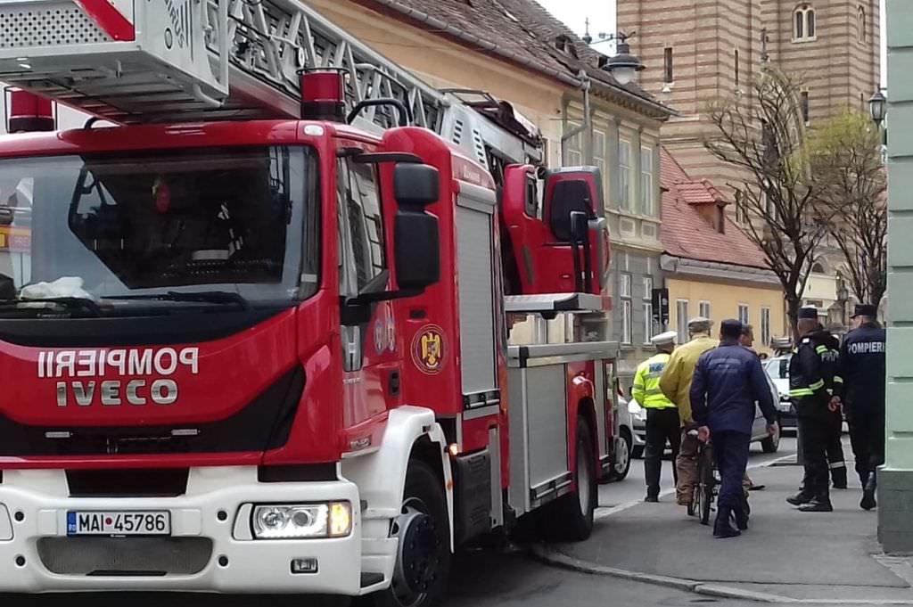 FOTO Cad țigle de pe o casă de pe Mitropoliei - Intervin pompierii